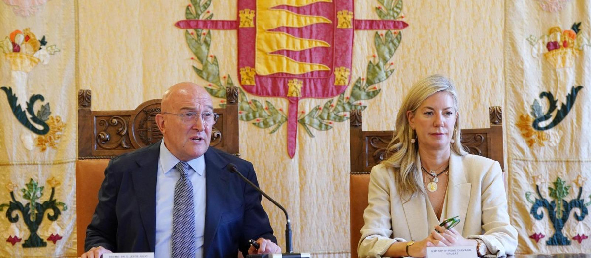 La teniente de alcalde de Vox en Valladolid, Irene Carvajal, junto al alcalde Jesús Julio Carnero (PP)