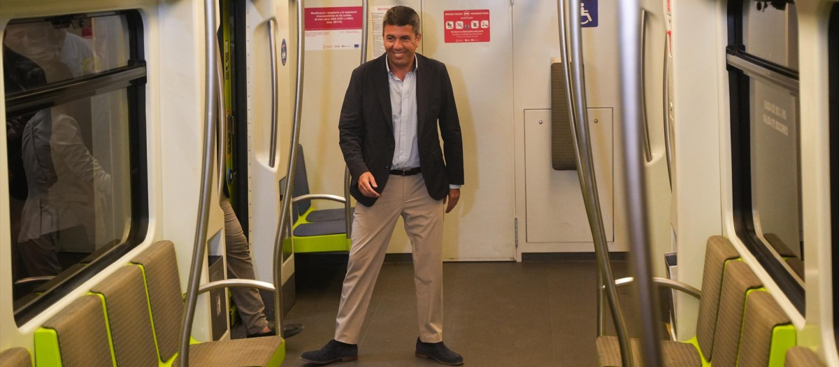 Imagen de Carlos Mazón en un vagón de Metrovalencia tras anunciar la reapertura total para el 27 de junio