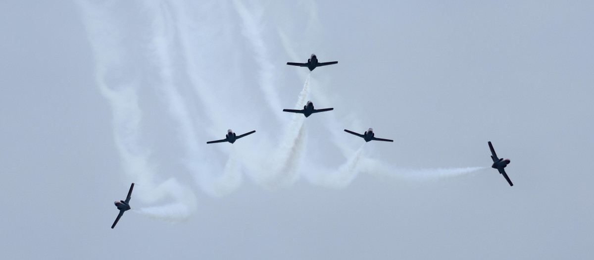 Espectacular imagen de una maniobra de la Patrulla Águila en Aire 25