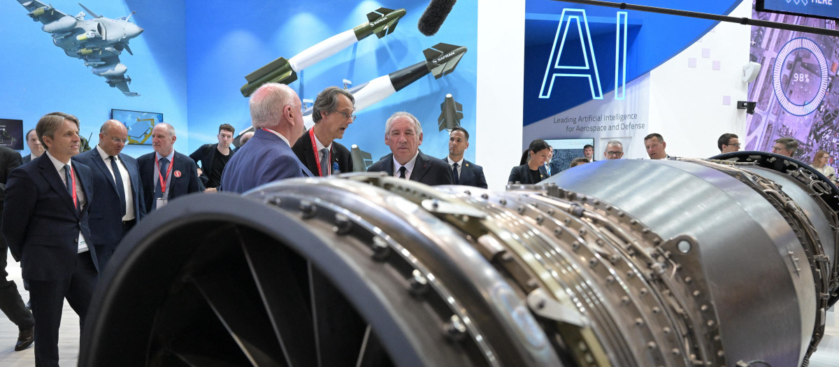 El primer ministro francés François Bayrou (C) en el Salón Internacional de la Aeronáutica y el Espacio