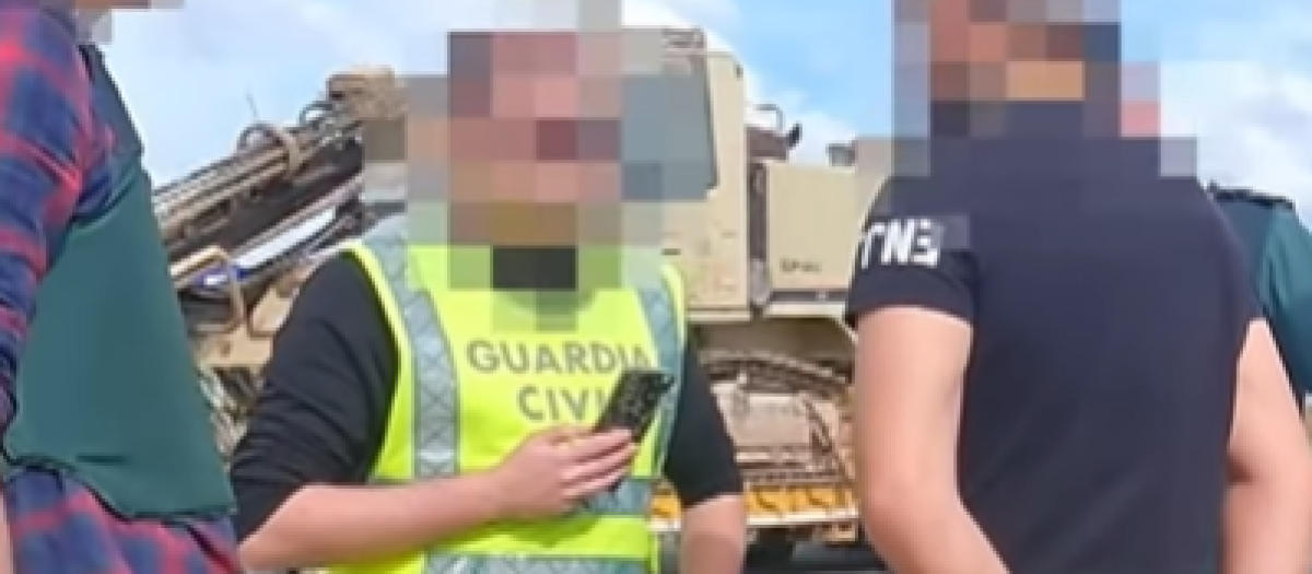 Los agentes de Tráfico junto al joven que no es capaz de identificarse