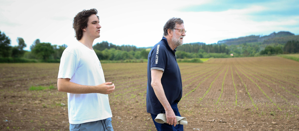 Monterroso, Lugo. El exPresidente del Gobierno, Mariano Rajoy, realiza el Camino de Santiago en su vía francesa junto a su hijo Juan y a un amigo de este último