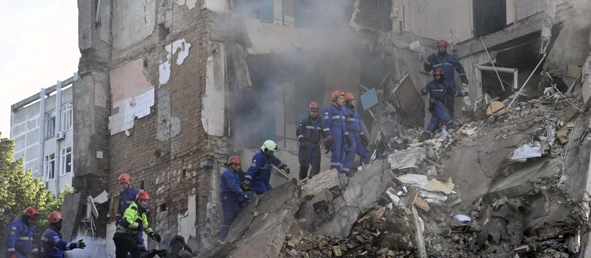 Rescatistas ucranianos buscan supervivientes en los escombros de un edificio de Kiev