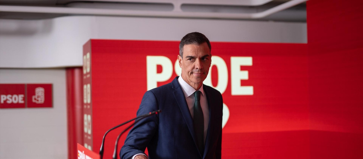 El secretario general del PSOE y presidente del Gobierno, Pedro Sánchez, durante una rueda de prensa, en la sede del PSOE