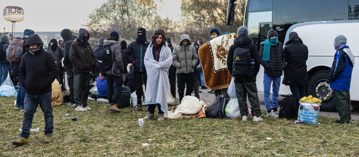 Inmigrantes en un campo improvisado de refugiados en Loon-Plage, en el norte de Francia (Archivo)