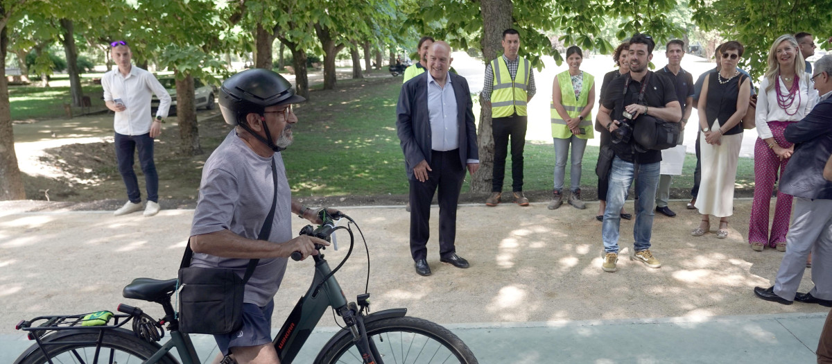 El alcalde de Valladolid, Jesús Julio Carnero, inaugura el carril bici del paseo Isabel la Católica