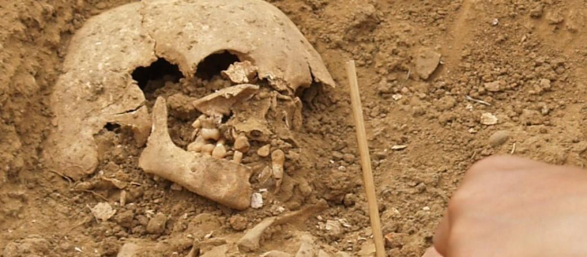 Excavación de los restos óseos humanos en el cementerio de Marialba de la Ribera (León).