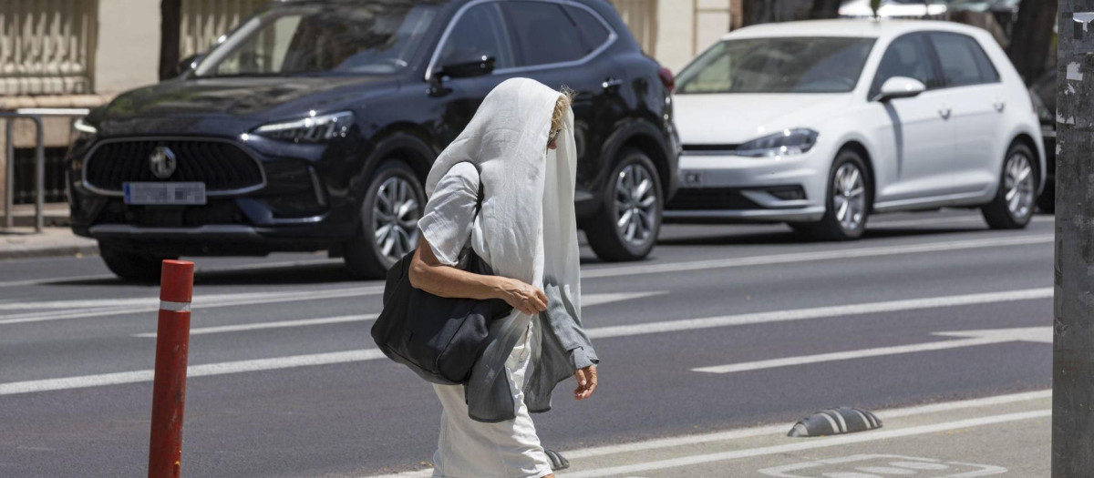 Una mujer se protege del sol este martes en Murcia
