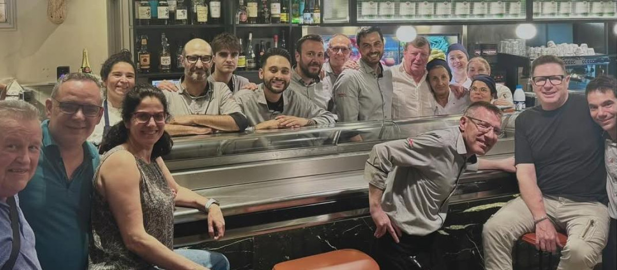 Imagen de Los Morancos con el equipo del Bar Ricardo de Valencia.