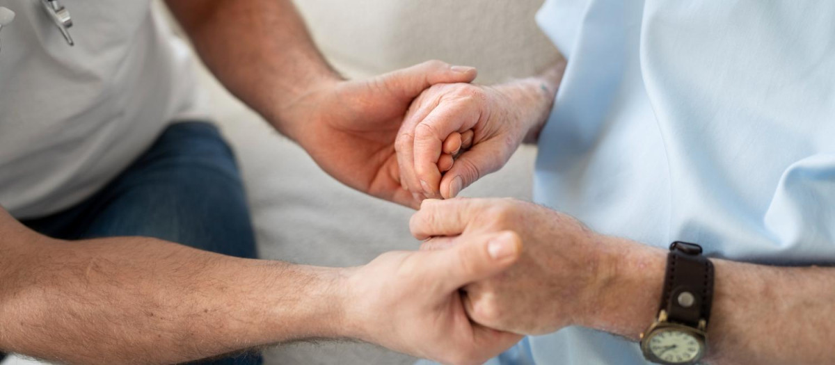 Especialista de cuidados paliativos con un paciente