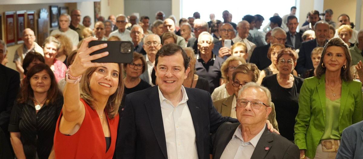 Alfonso Fernández Mañueco, en un encuentro con castellanoleoneses que viven en Cataluña