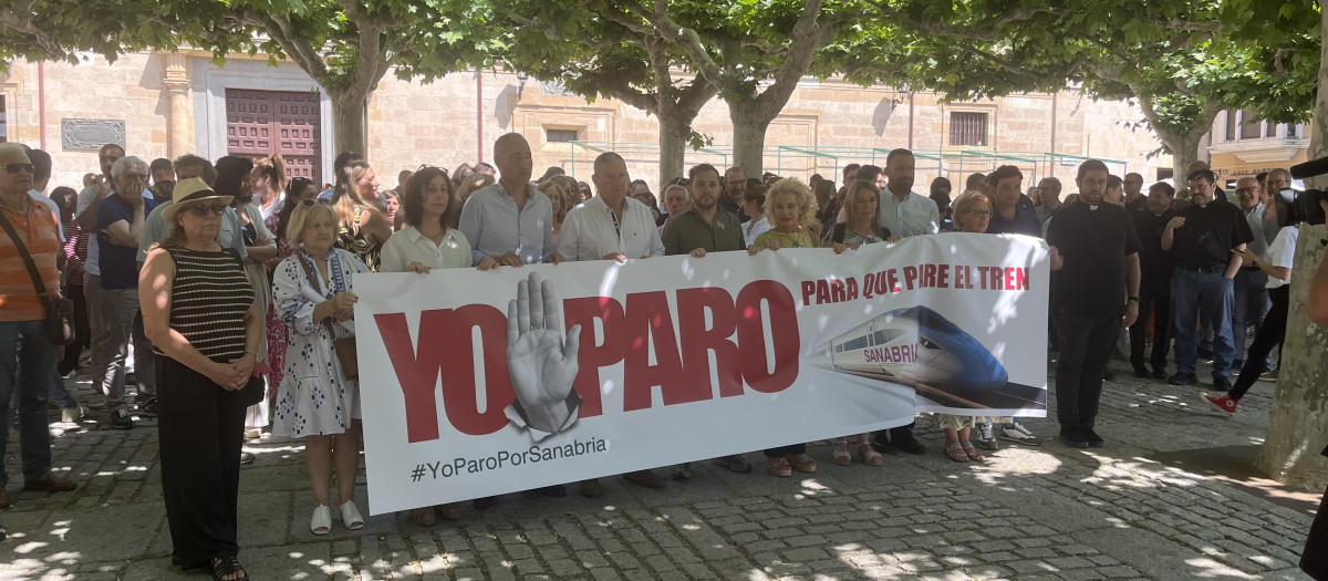 Concentración celebrada frente a la Diputación de Zamora durante los cinco minutos de parón