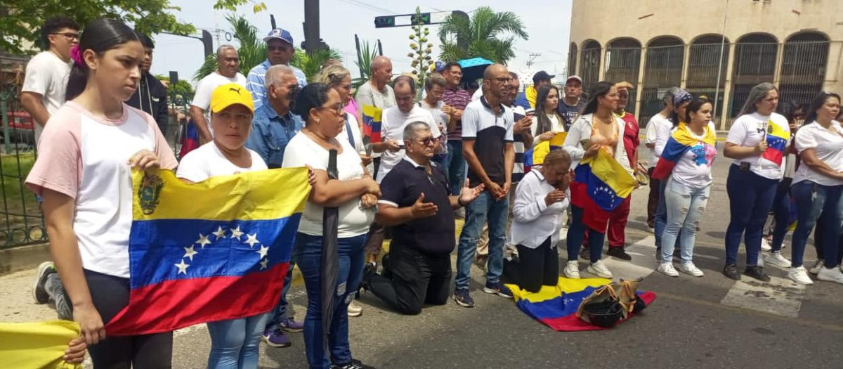 Un grupo de venezolanos reza el Rosario en Cabimas, Venezuela