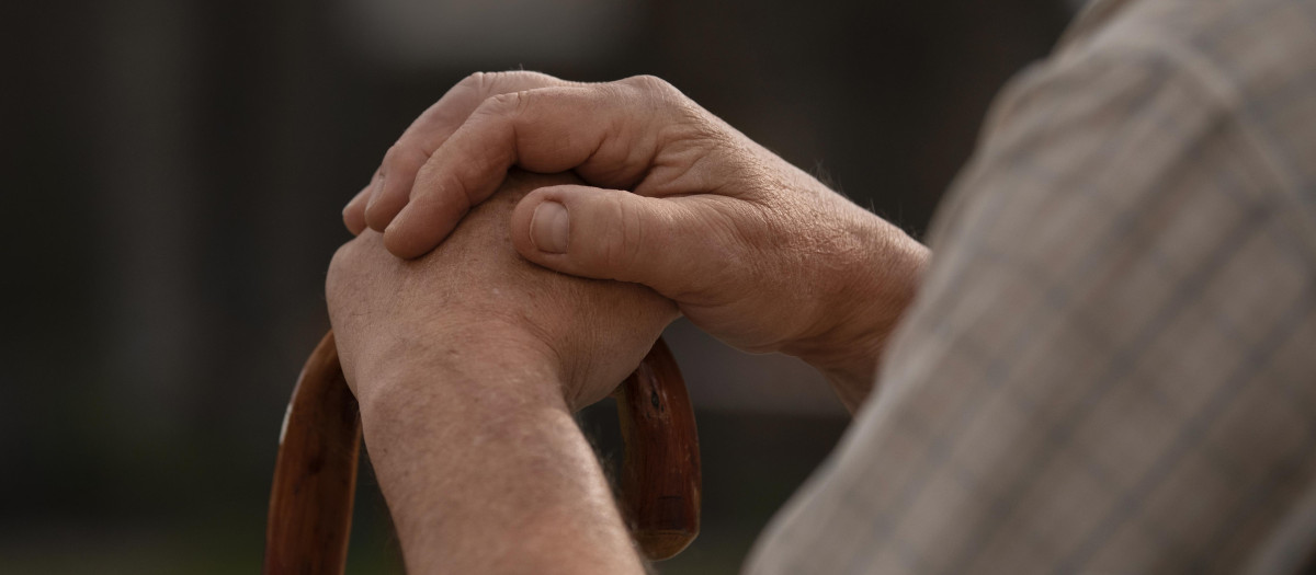 Una persona mayor con bastón