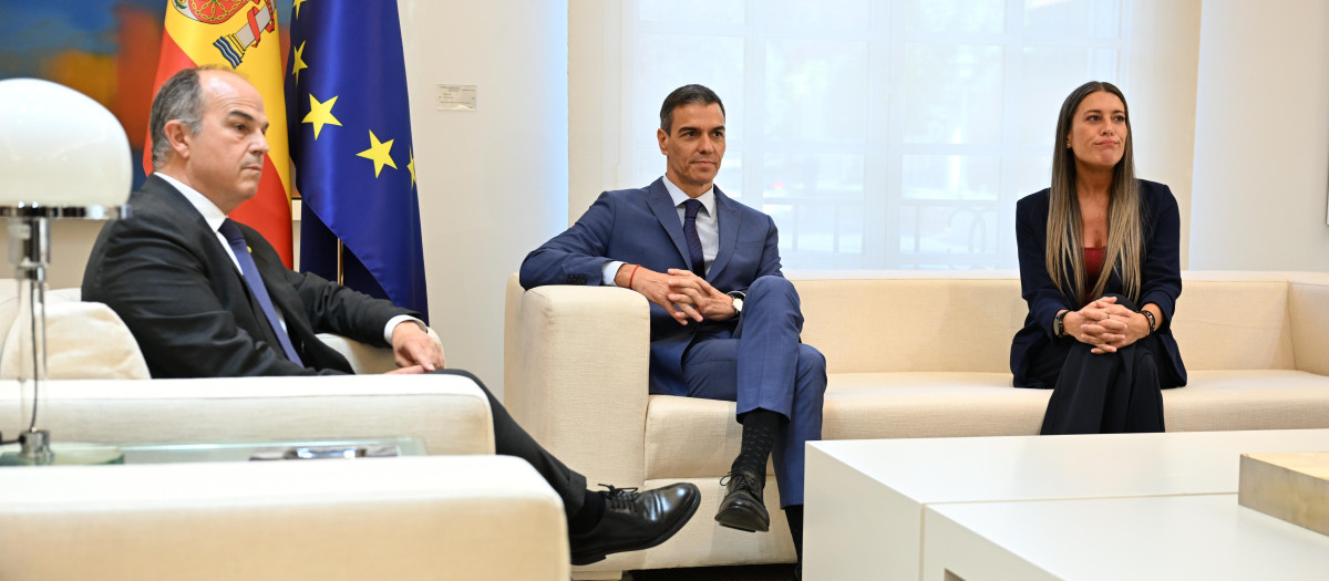 Pedro Sánchez, junto a Míriam Nogueras y Jordi Turull, de Junts