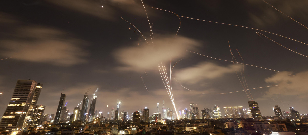 Trump agita el conflicto entre Irán e Israel tras nuevos bombardeos y exige la «rendición total» del régimen iraní
