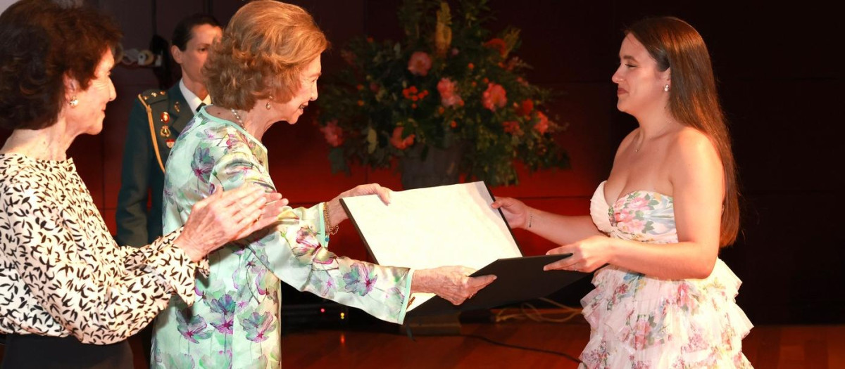 Doña Sofía entrega un diploma a una de las alumnas