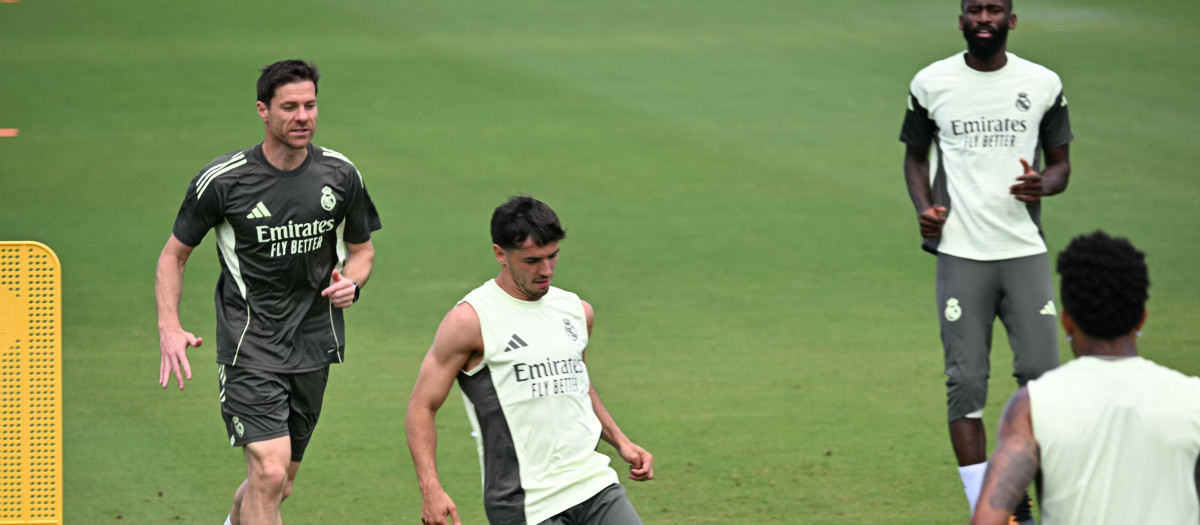 Xabi Alonso, en un entrenamiento con el Real Madrid en Miami