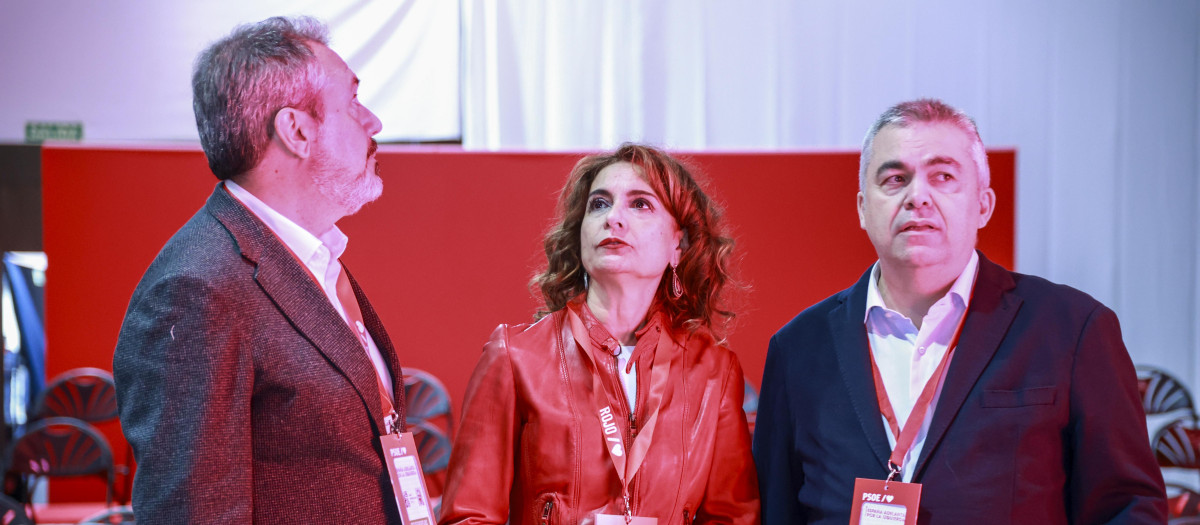 María Jesús Montero, junto a Santos Cerdán (dcha.) y Juan Espadas (dcha.), en el último Congreso Federal del PSOE, el pasado noviembre