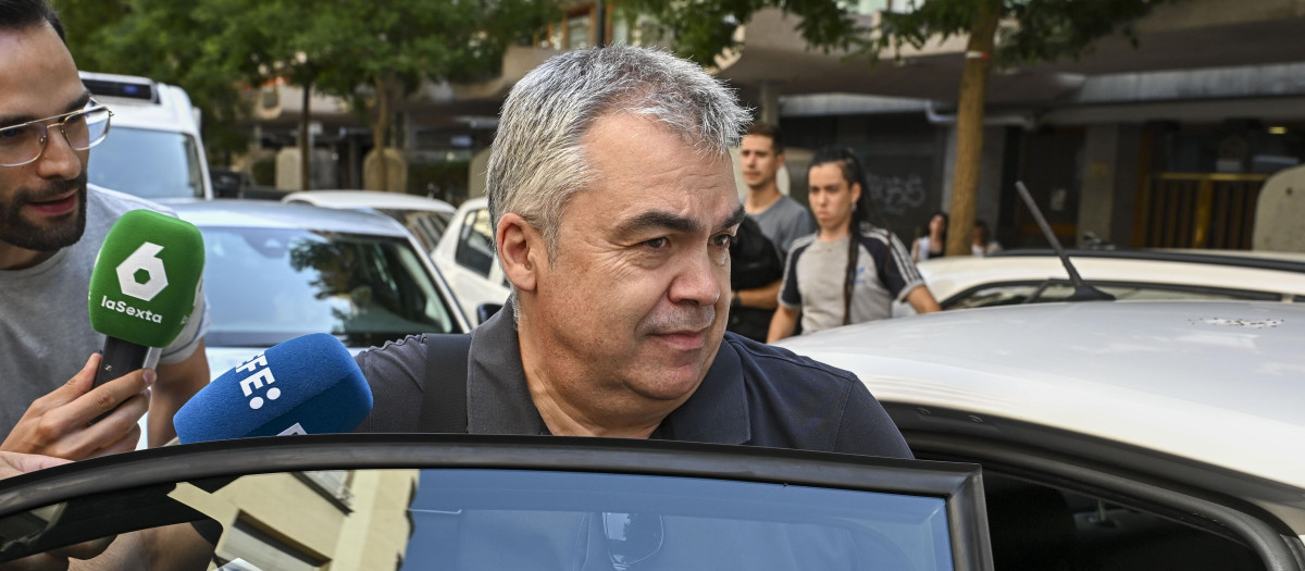 El exsecretario de Organización del PSOE Santos Cerdán a la salida de su domicilio