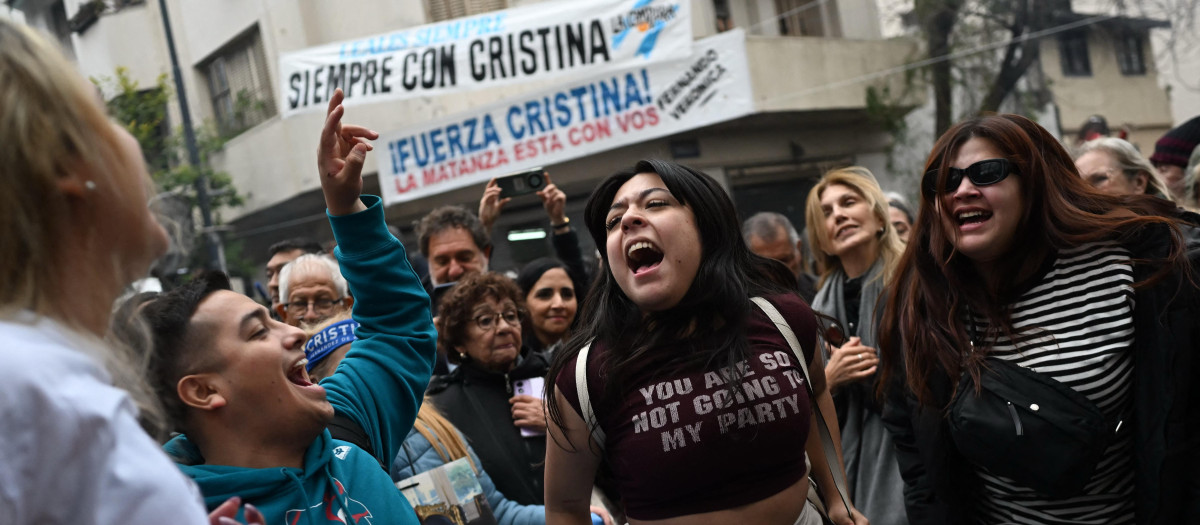 Seguidores de la expresidenta argentina Cristina Fernández se manifiesta en Buenos Aires