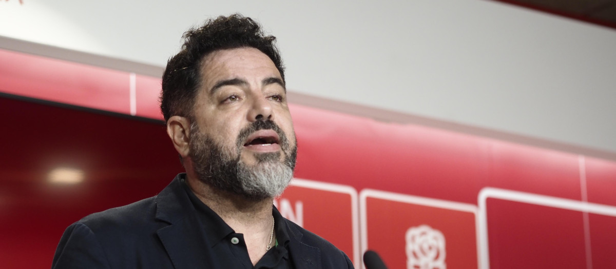 El vicesecretario general del Partido Socialista de Navarra, Ramón Alzórriz, durante la comparecencia de prensa en la que ha dimitido