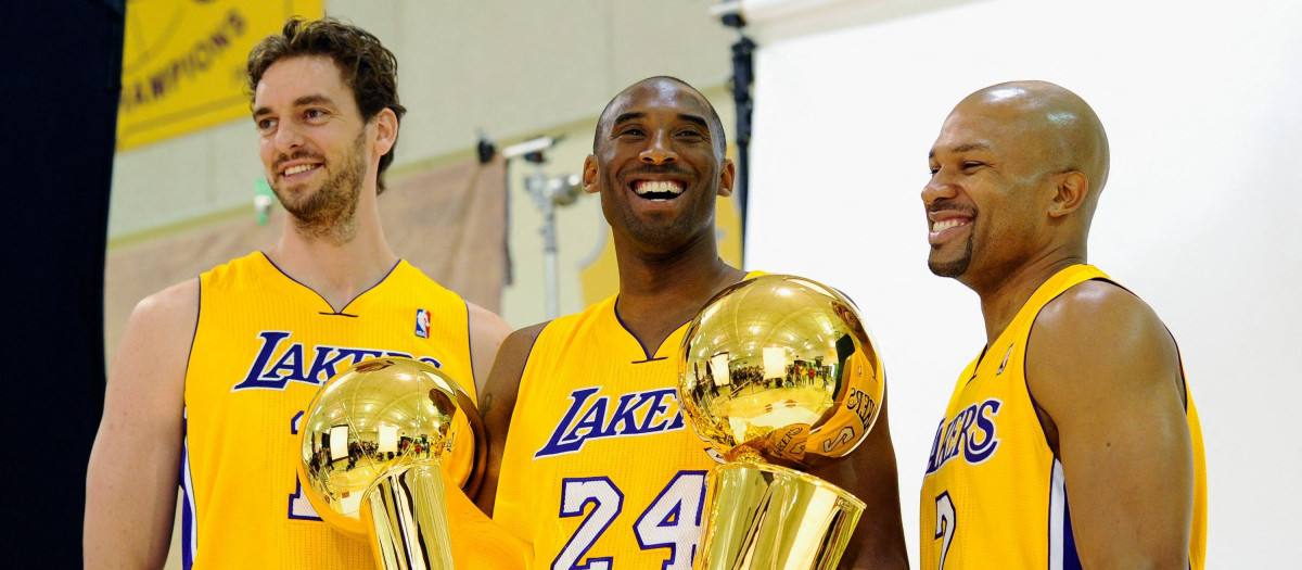 Pau Gasol, junto a Kobe Bryant y Derek Fisher junto a dos trofeos de la NBA