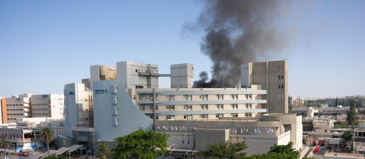 Una columna de humo sale del hospital Soroka en el sur de Israel tras un ataque iraní