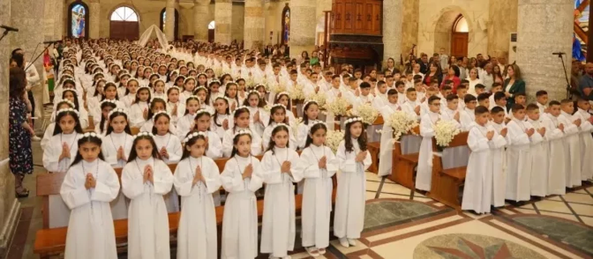 Los niños, perfectamente vestidos para recibir la Eucaristía por primera vez