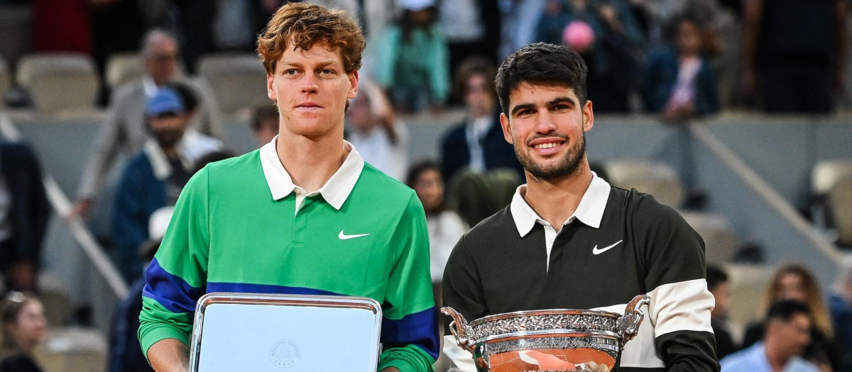 Jannik Sinner y Carlos Alcaraz posan con el trofeo de subcampeón y ganador de Roland Garros