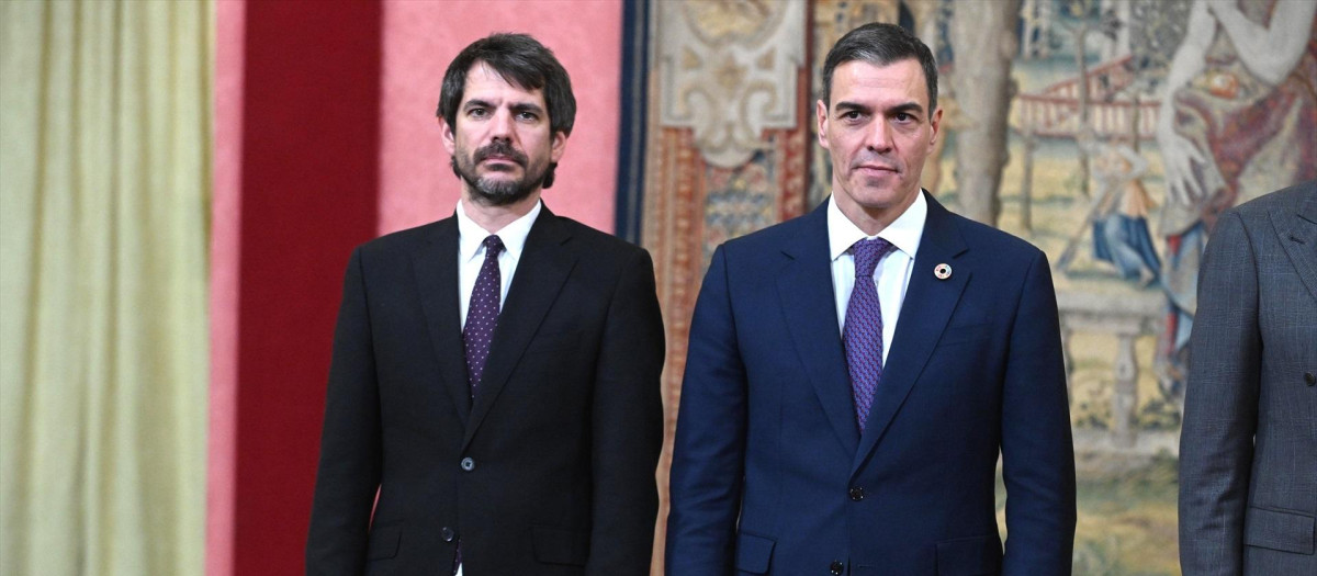 El ministro de Cultura, Ernest Urtasun,y el presidente del Gobierno, Pedro Sánchez
