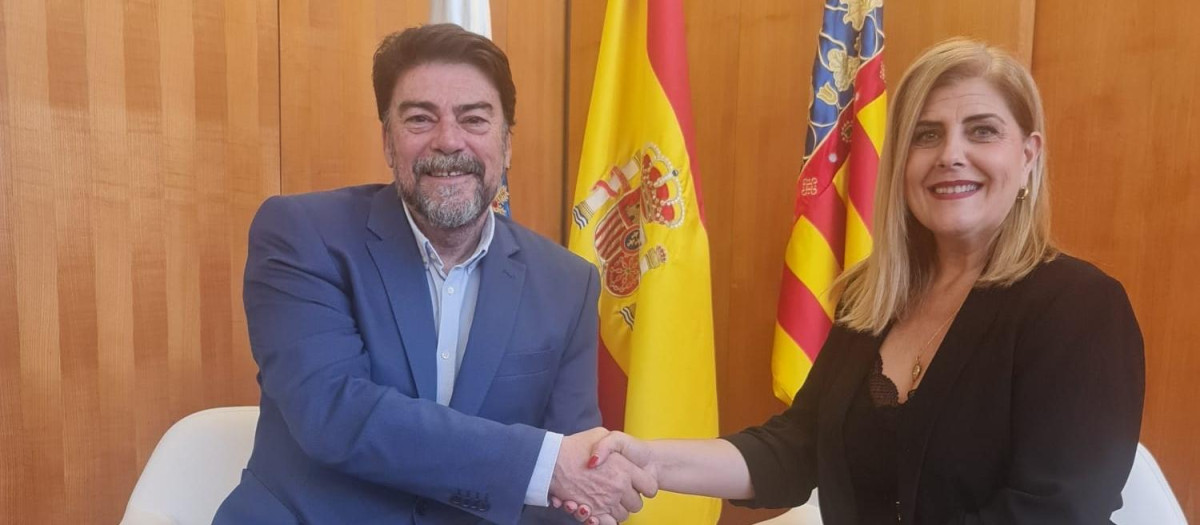 Imagen de archivo del alcalde de Alicante, Luis Barcala, y la portavoz de Vox en el Ayuntamiento, Carmen Robledillo