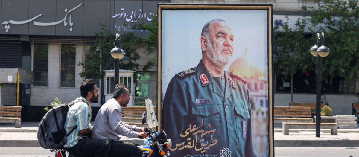 Un cartel del comandante del Cuerpo de la Guardia Revolucionaria Islámica (CGRI) iraní, Hossein Salami, asesinado tras los ataques israelíes contra objetivos en Irán, se exhibe en una plaza de Teherán