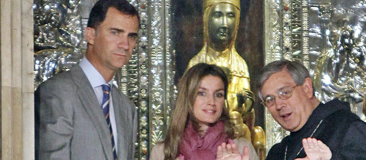 Don Felipe y Doña Letizia, con la Virgen de Montserrat, y el entonces abad del monasterio, Josep Maria Soler, en julio de 2011