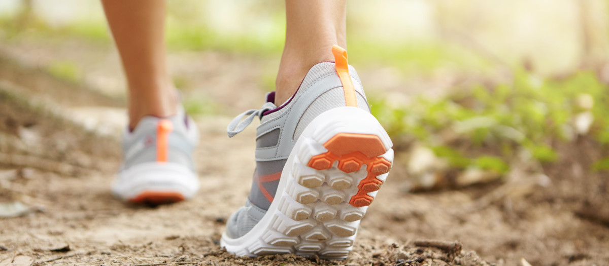 Persona caminando por el campo