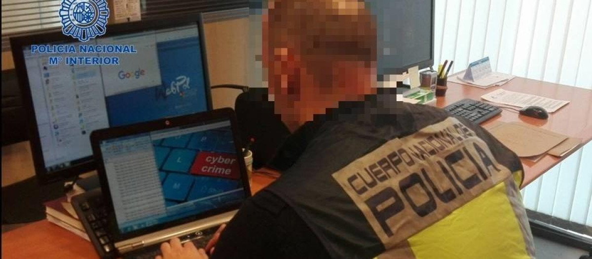 Un agente de la Policía Nacional investiga en un ordenador

REMITIDA / HANDOUT por POLICÍA NACIONAL
Fotografía remitida a medios de comunicación exclusivamente para ilustrar la noticia a la que hace referencia la imagen, y citando la procedencia de la imagen en la firma
16/8/2021