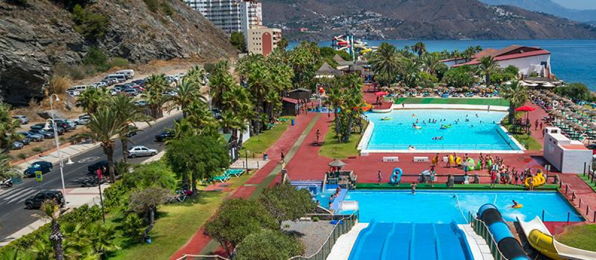 En este parque encontrará desde piscina de olas, torbellinos, o cascadas de agua;  hasta un jacuzzi o un centro de fisioterapia
