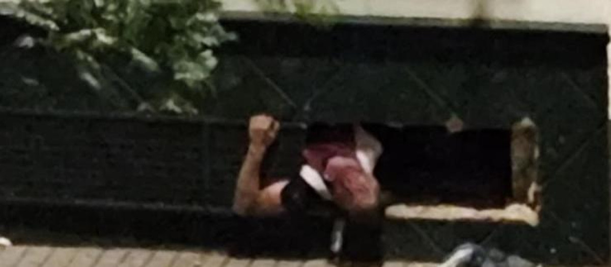 El presunto ladrón, atrapado cuando intentaba acceder al local