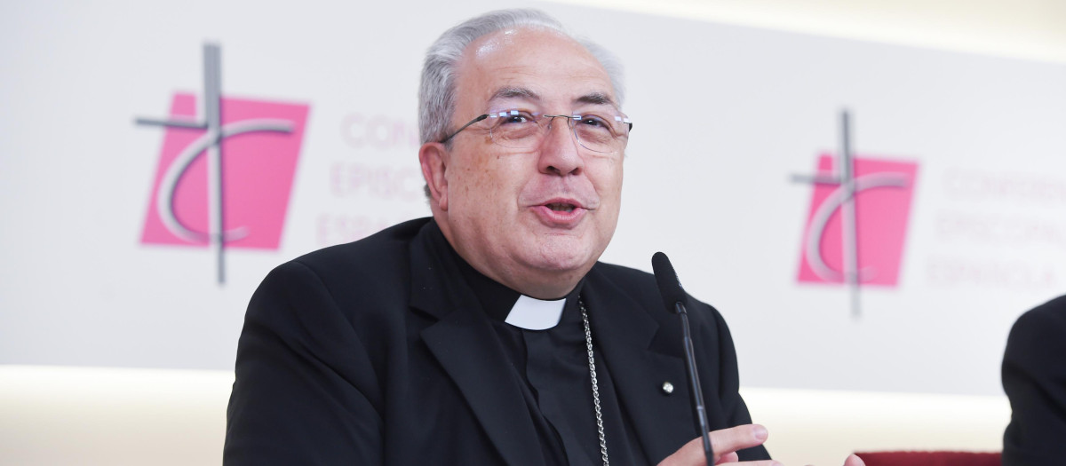El secretario general de la Conferencia Episcopal Española (CEE), Monseñor Francisco César García Magán