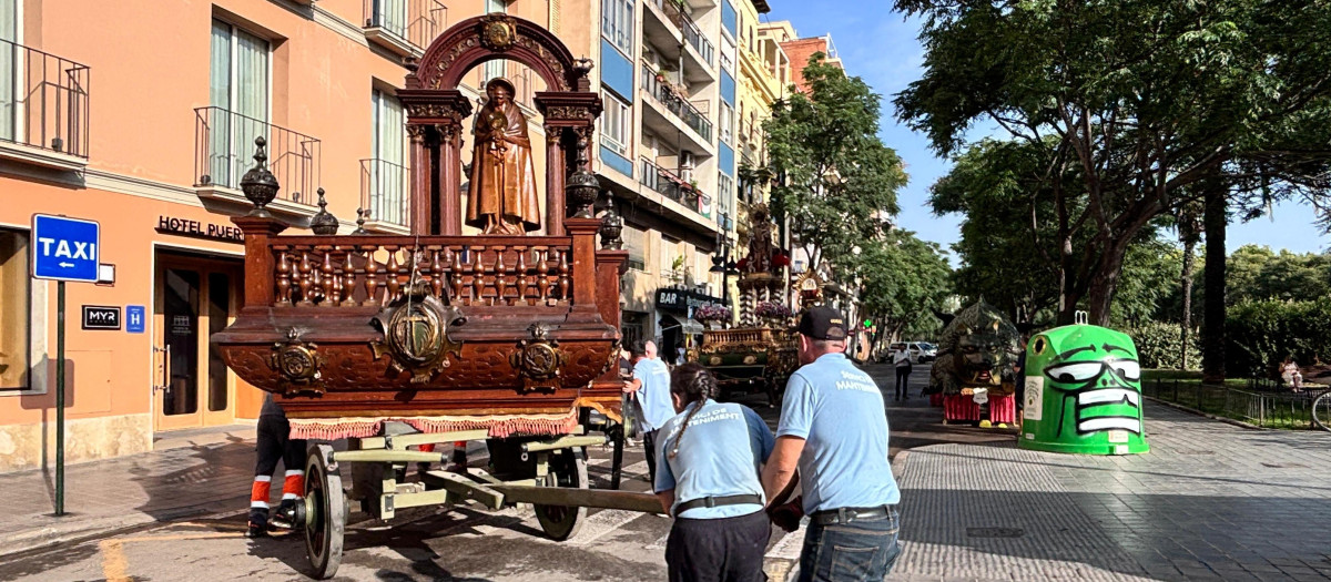 Imagen de los operarios municipales sacando a las calles la Roca 'El Patriarca'.