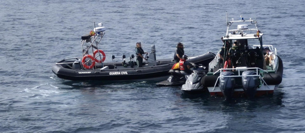 La Guardia Civil interceptó las motos de agua con 129 kilos de hachís envueltos como chocolatinas 

ya con las motos de agua que transportaban más de 120 kilos de hachís interceptadas