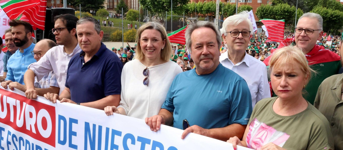 La vicepresidenta de la Junta, junto al alcalde de Zamora, Paco Guarido, y la consejera de Industria, en una protesta en Zamora contra la supresión de trenes