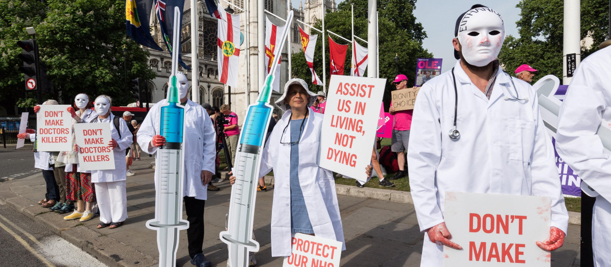 Manifestantes en contra de la eutanasia