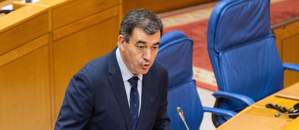 El conselleiro de Educación, Ciencia, Universidades e FP, Román Rodríguez, responde a una pregunta en el pleno del Parlamento de Galicia.