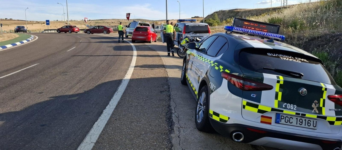 Agentes de la Guardia Civil en el marco de un dispositivo de control de velocidad

REMITIDA / HANDOUT por GUARDIA CIVIL
Fotografía remitida a medios de comunicación exclusivamente para ilustrar la noticia a la que hace referencia la imagen, y citando la procedencia de la imagen en la firma
20/6/2025