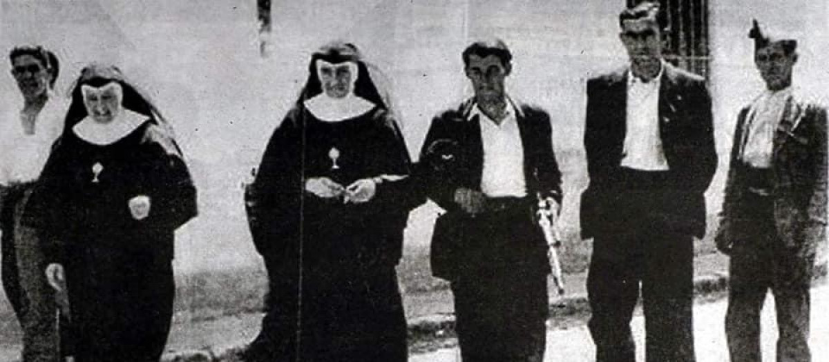 Unas monjas son 'paseadas' durante la Guerra Civil