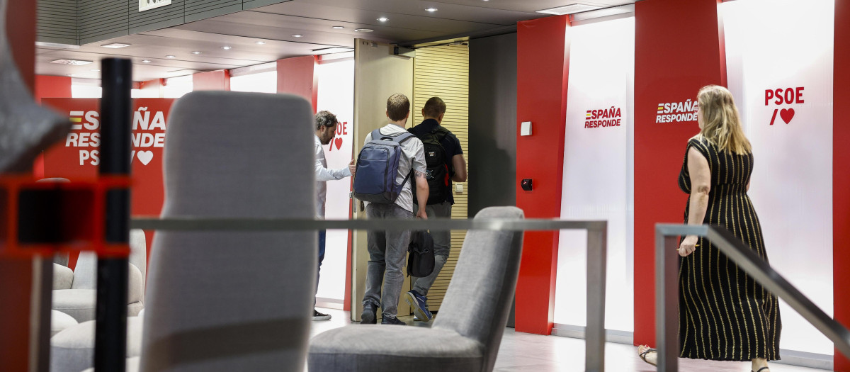 Los agentes de la UCO entrando en la sede nacional del PSOE este viernes