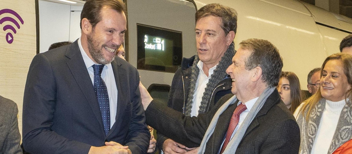 Abel Caballero le da una palmada a Óscar Puente tras llegar a Vigo en tren