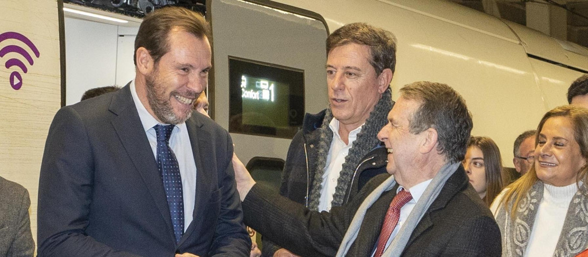 Abel Caballero le da una palmada a Óscar Puente tras llegar a Vigo en tren