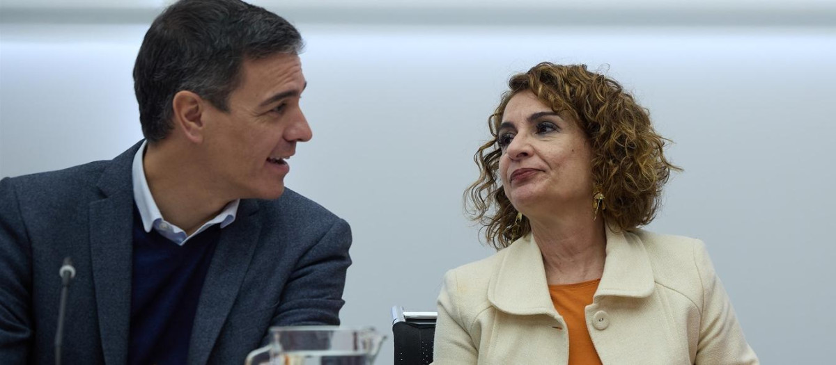 Imagen de archivo de Pedro Sánchez, María Jesús Montero y Pilar Bernabé durante una reunión de la Comisión Ejecutiva Federal en la sede federal del PSOE